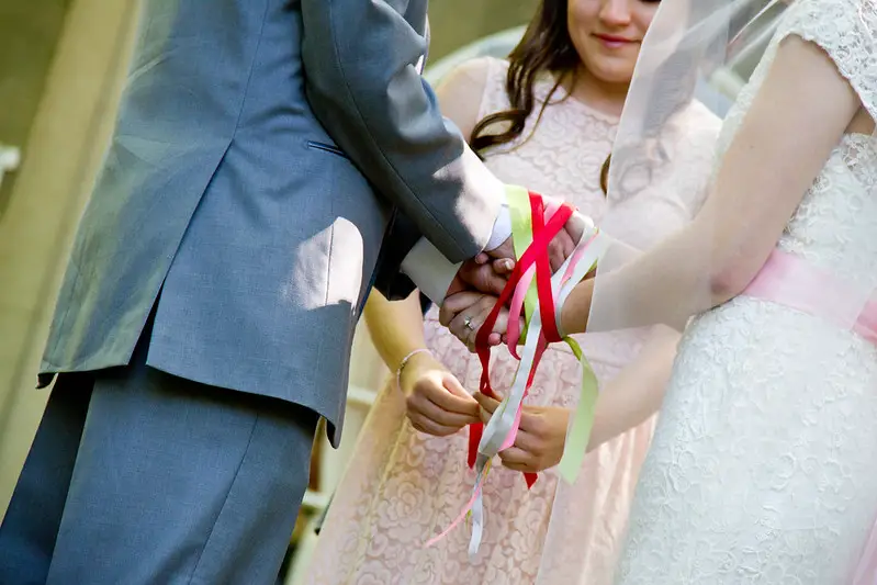 You are currently viewing A Handfasting Wedding Ceremony: The Complete 10-Part Guide